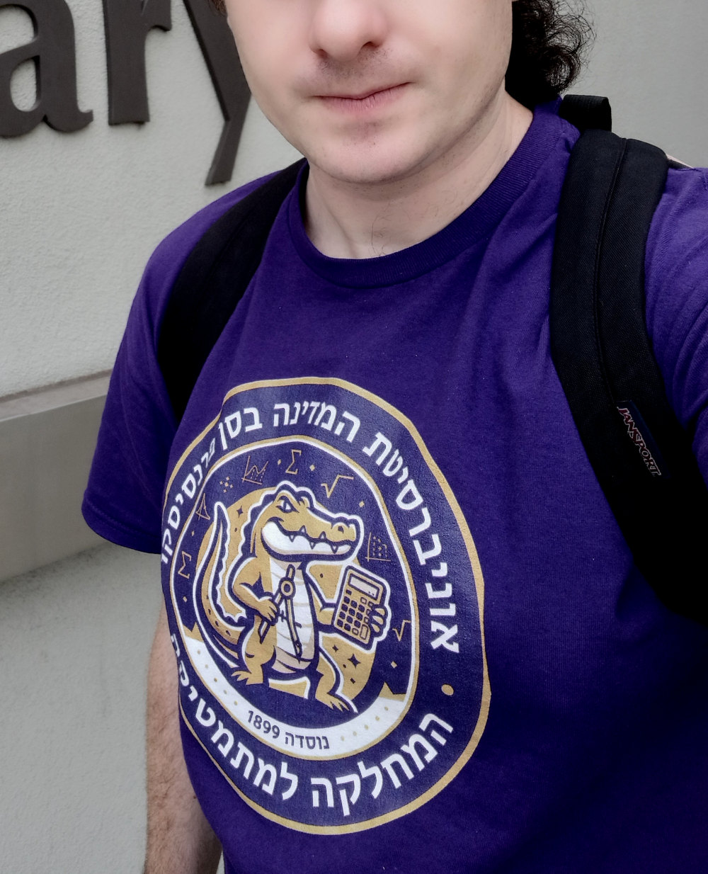 torso of man wearing purple אוניברסיטת המדינה בסן פרנסיסקו המחלקה למתמטיקה shirt